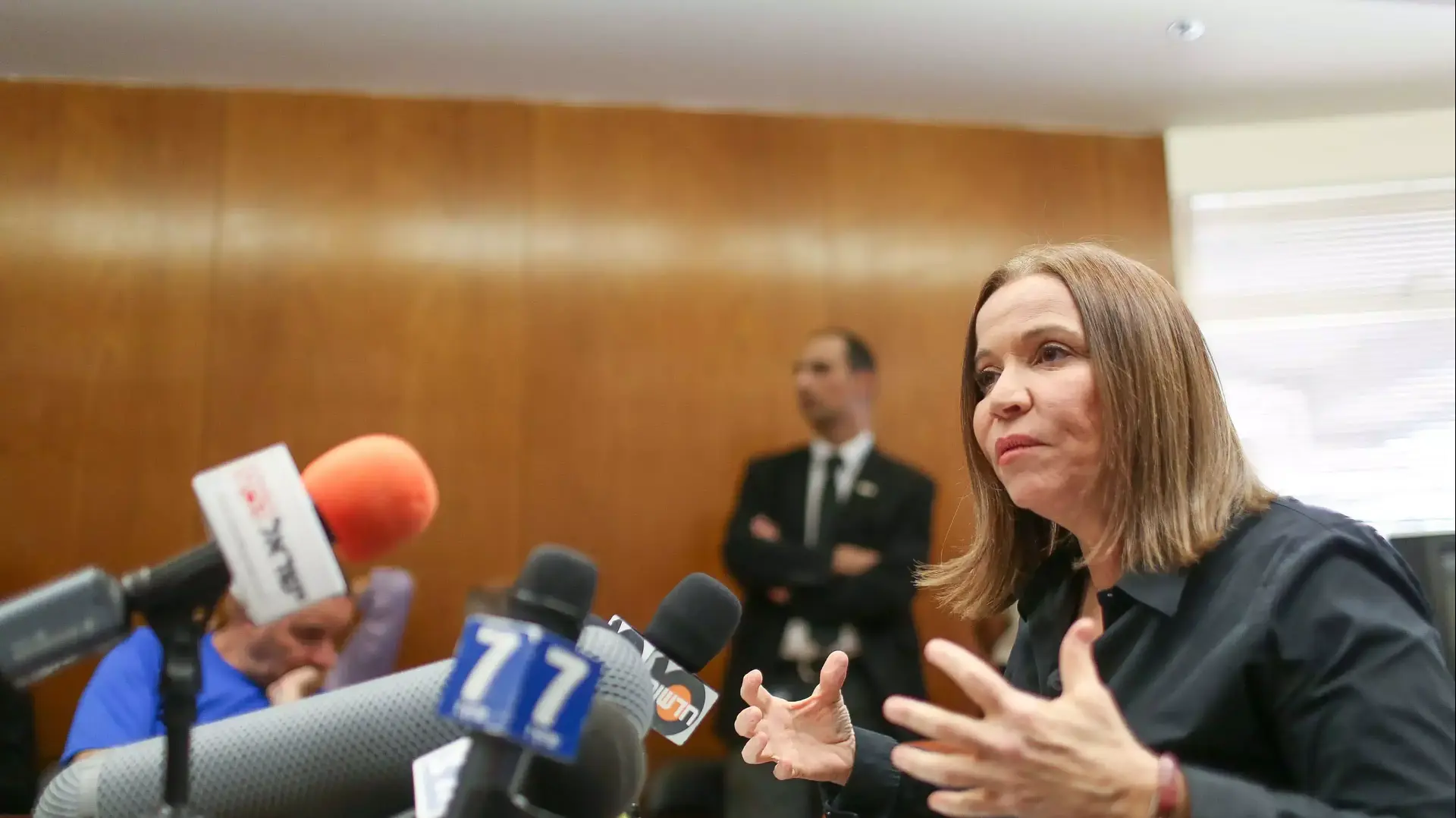 שלי יחימוביץ' במסיבת עיתונאים לאחר ההפסד בבחירות לראשות מפלגת העבודה, נובמבר 2013