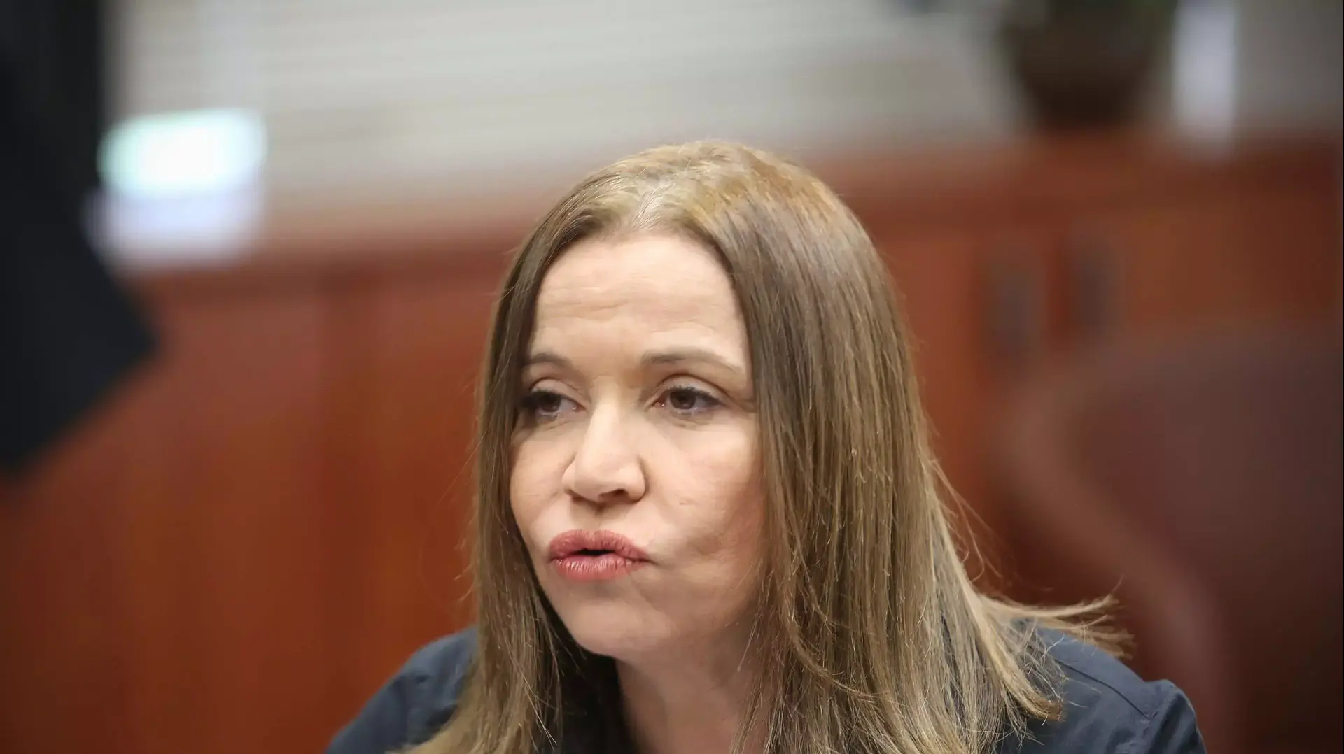 שלי יחימוביץ' במסיבת עיתונאים לאחר ההפסד בבחירות לראשות מפלגת העבודה, נובמבר 2013 שלי יחימוביץ' במסיבת עיתונאים לאחר ההפסד בבחירות לראשות מפלגת העבודה, נובמבר 2013