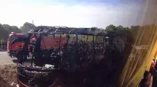 אוטובוס של תלמידי בית ספר נשרף בדרכו לצפון. נובמבר 2013 אוטובוס של תלמידי בית ספר נשרף בדרכו לצפון. נובמבר 2013