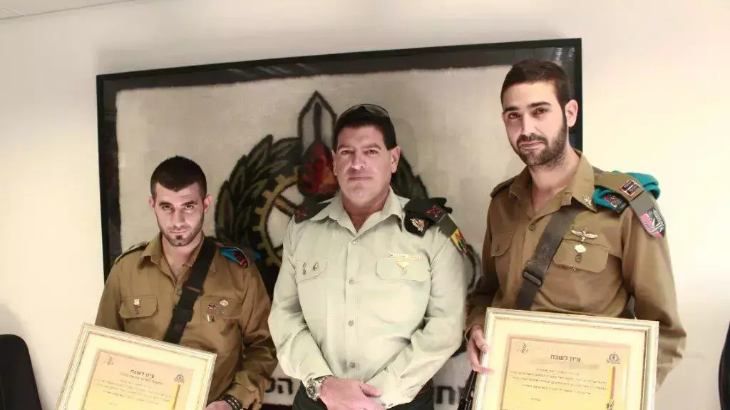 טקס הענקת צל"ש לתומכי הלחימה שהרגו את מחבל הטרקטור. נובמבר 2013 טקס הענקת צל"ש לתומכי הלחימה שהרגו את מחבל הטרקטור. נובמבר 2013