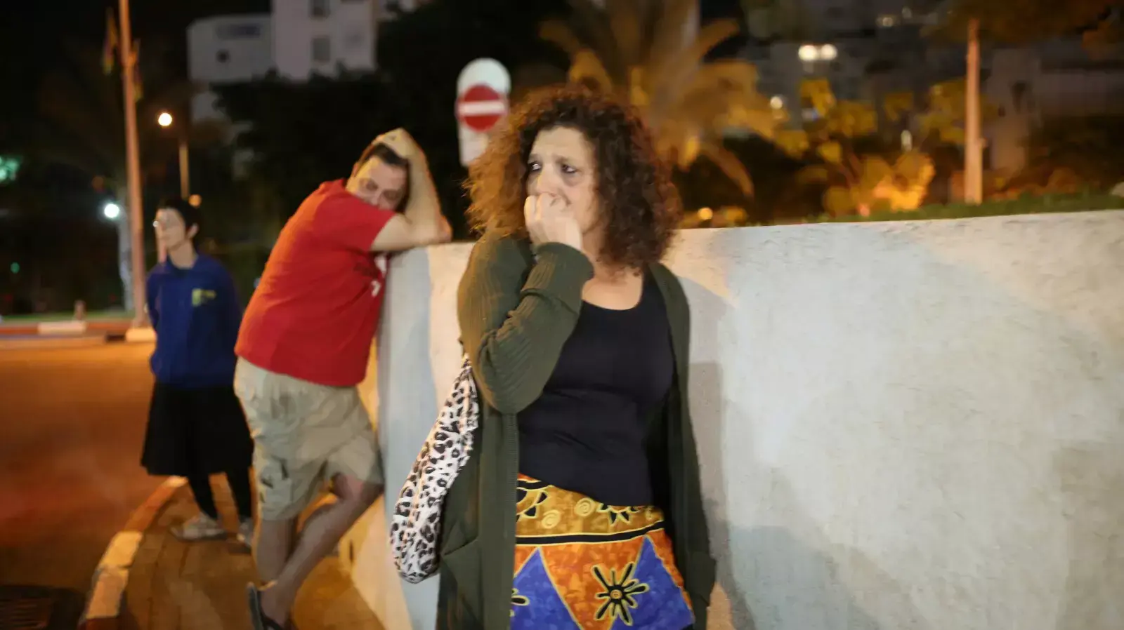 אזרחים מבכים על מותו של אריק איינשטיין בבית החולים איכילוב אזרחים מבכים על מותו של אריק איינשטיין בבית החולים איכילוב