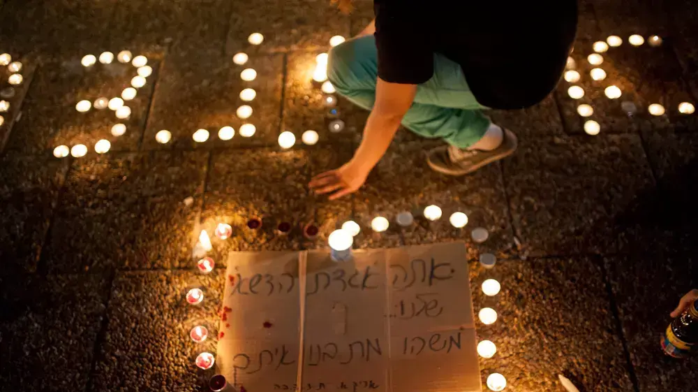 אזרחים מדליקים נרות לאריק איינשטיין בכיכר רבין, נובמבר 2013