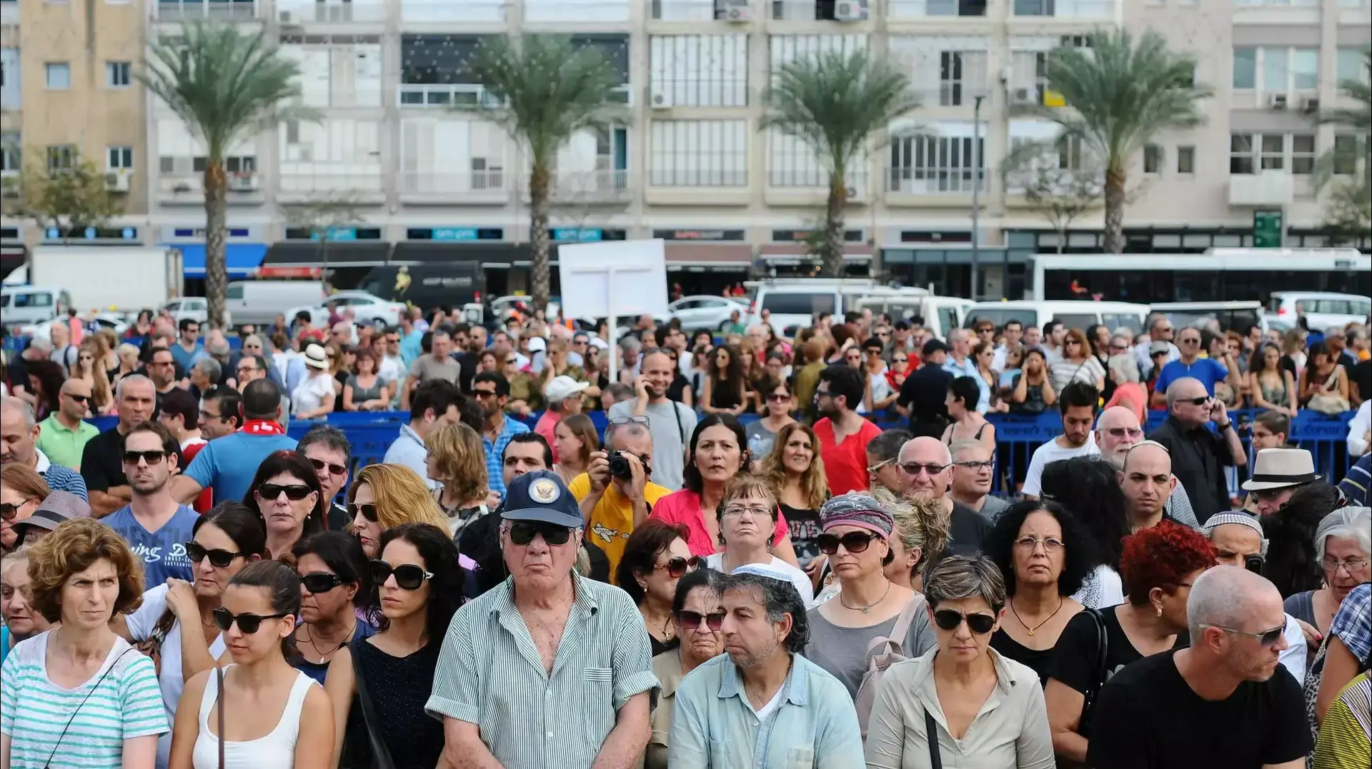 רבים נאספים בכיכר רבין לקראת טקס האשכבה לאריק איינשטיין, נובמבר 2013 רבים נאספים בכיכר רבין לקראת טקס האשכבה לאריק איינשטיין, נובמבר 2013