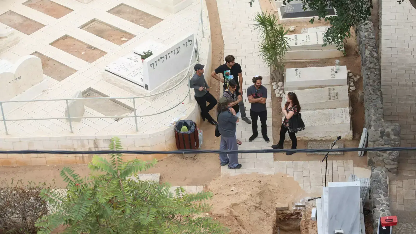 בית הקברות טרומפלדור לפני הלוויתו של אריק איינשטיין, נובמבר 2013 בית הקברות טרומפלדור לפני הלוויתו של אריק איינשטיין, נובמבר 2013