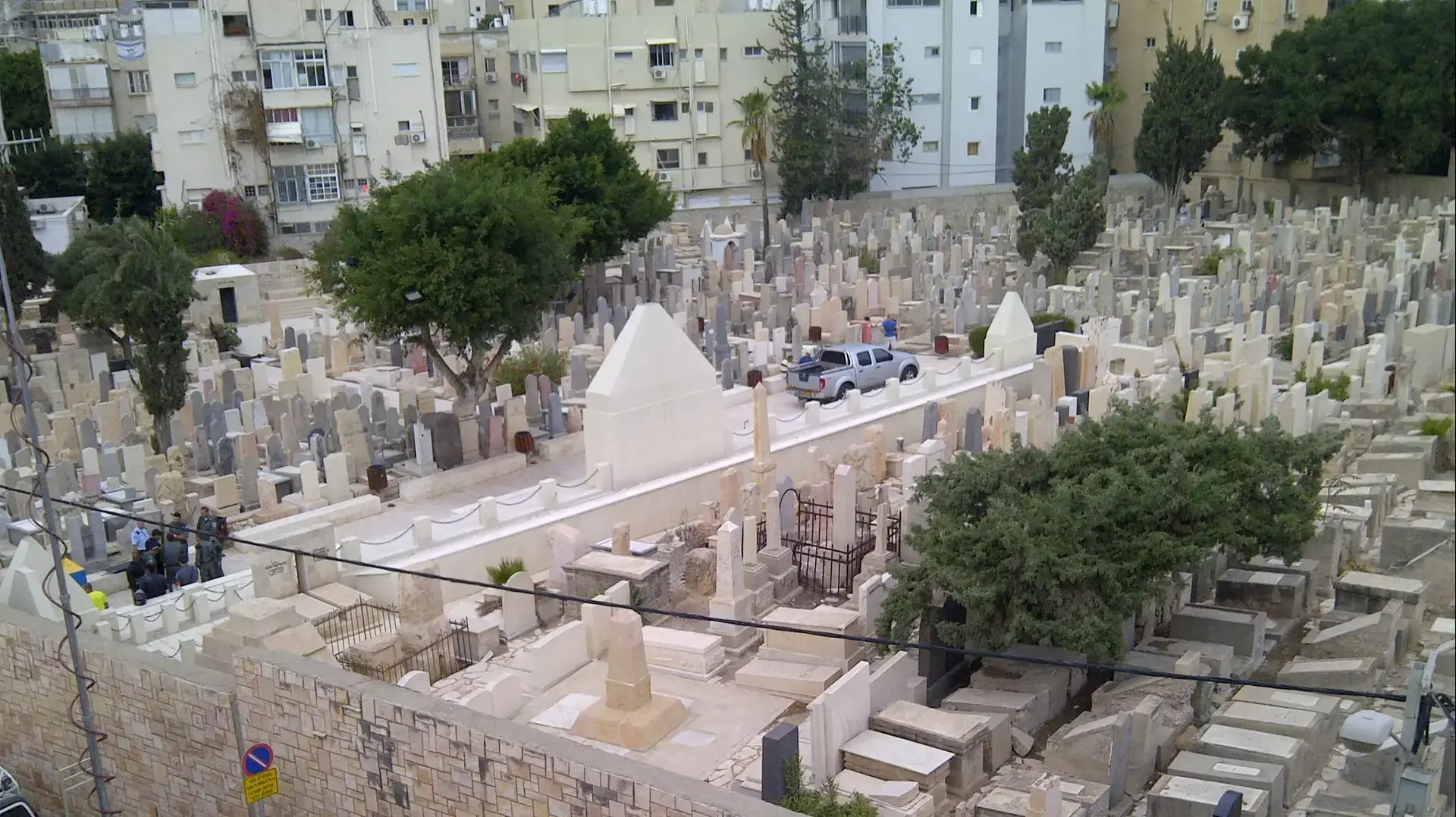 בית העלמין טרומפלדור ביום הלוויתו של אריק איינשטיין