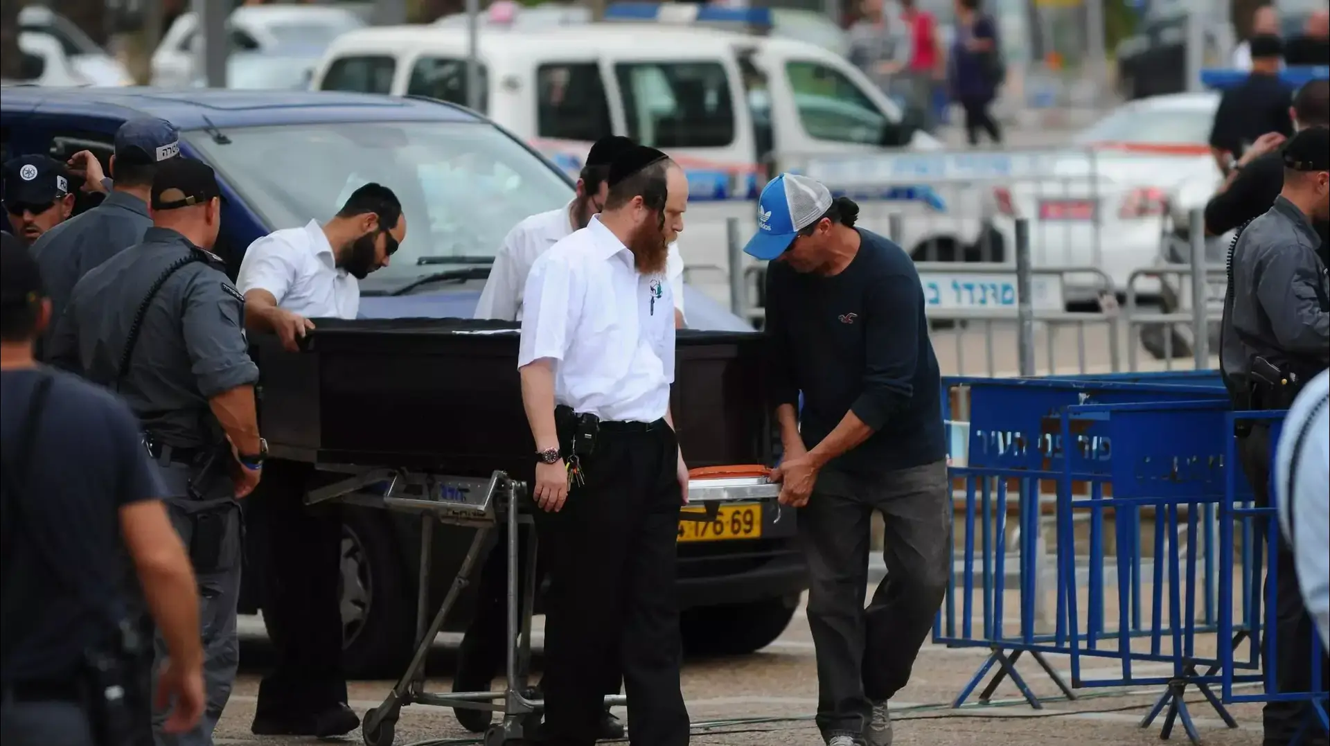 רבבות חולפים על פני ארונו של אריק איינשטיין בכיכר רבין, נובמבר 2013 רבבות חולפים על פני ארונו של אריק איינשטיין בכיכר רבין, נובמבר 2013