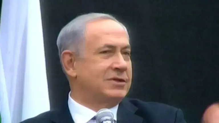 בנימין נתניהו סופד לאריק איינשטיין בטקס האשכבה בכיכר רבין. נובמבר 2013 בנימין נתניהו סופד לאריק איינשטיין בטקס האשכבה בכיכר רבין. נובמבר 2013