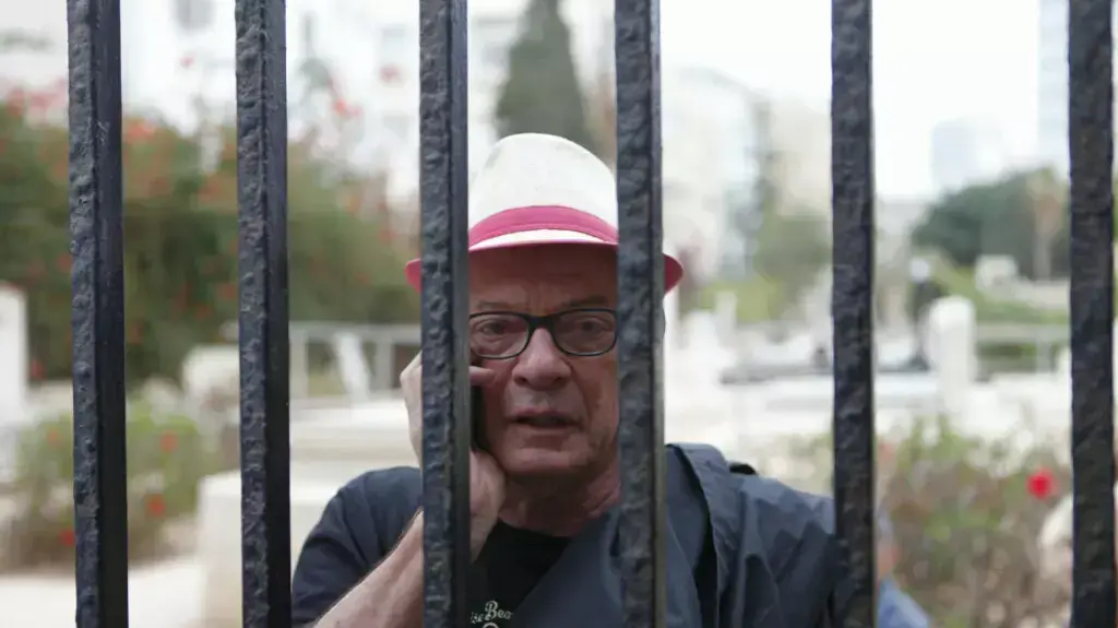 דורי בן זאב בבית העלמין טרומפלדור ממתין לארונו של אריק איינשטיין.נובמבר 2013