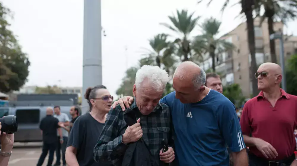 מוני מושונוב בטקס האשכבה לזכרו של אריק איינשטיין בכיכר רבין. נובמבר 2013