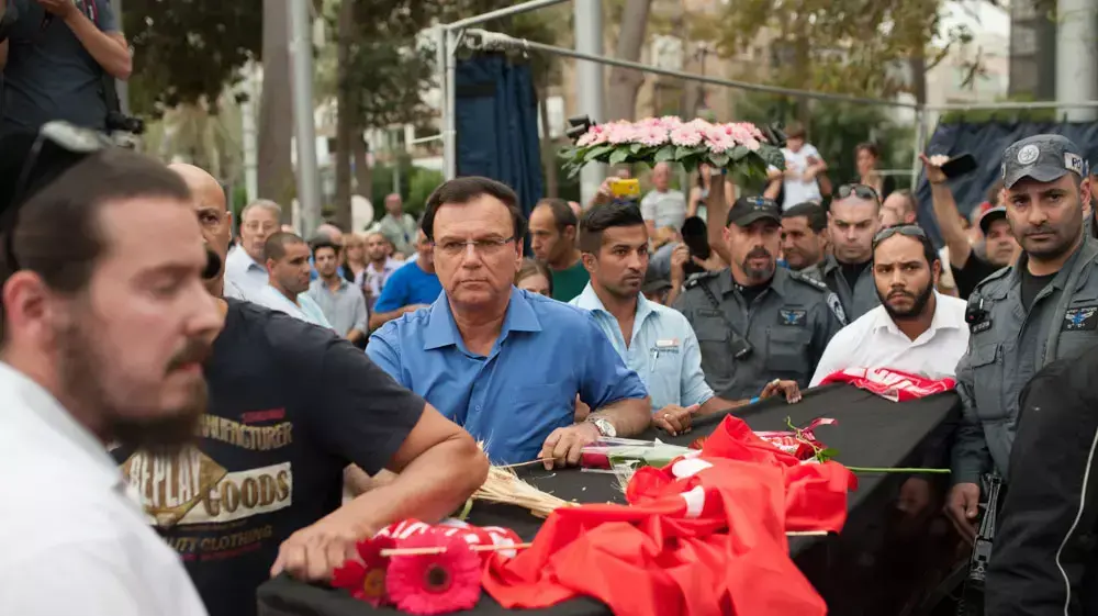 ארונו של אריק איינשטיין מובל מכיכר רבין לאחר טקס האשכבה. נובמבר 2013