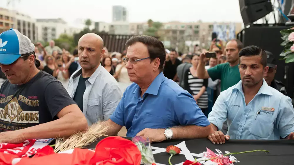 ארונו של אריק איינשטיין מובל מכיכר רבין לאחר טקס האשכבה. נובמבר 2013