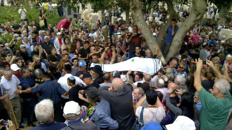 אריק איינשטיין מובא לקבורה. נובמבר 2013