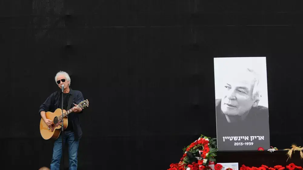 שלום חנוך בטקס האשכבה לאריק איינשטיין. נובמבר 2013