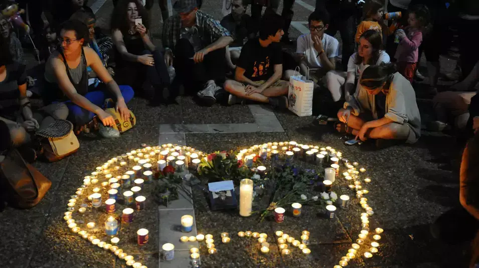 מתאבלים על מותו של אריק איינשטיין בכיכר רבין. נובמבר 2013 מתאבלים על מותו של אריק איינשטיין בכיכר רבין. נובמבר 2013