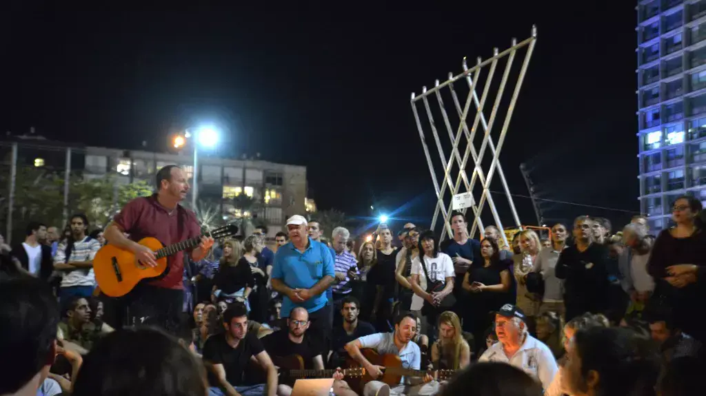 מתאבלים על לכתו של אריק איינשטיין בכיכר רבין, תל אביב. נובמבר 2013 מתאבלים על לכתו של אריק איינשטיין בכיכר רבין, תל אביב. נובמבר 2013