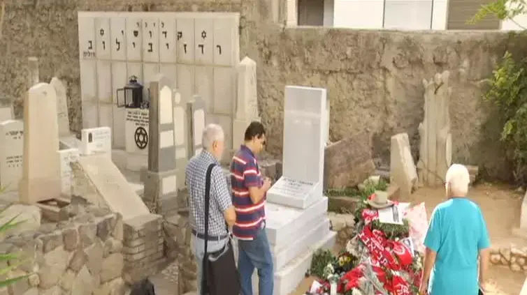 קברו של אריק איינשטיין ביום לאחר שנטמן בבית העלמין טרומפלדור. נובמבר 2013 קברו של אריק איינשטיין ביום לאחר שנטמן בבית העלמין טרומפלדור. נובמבר 2013