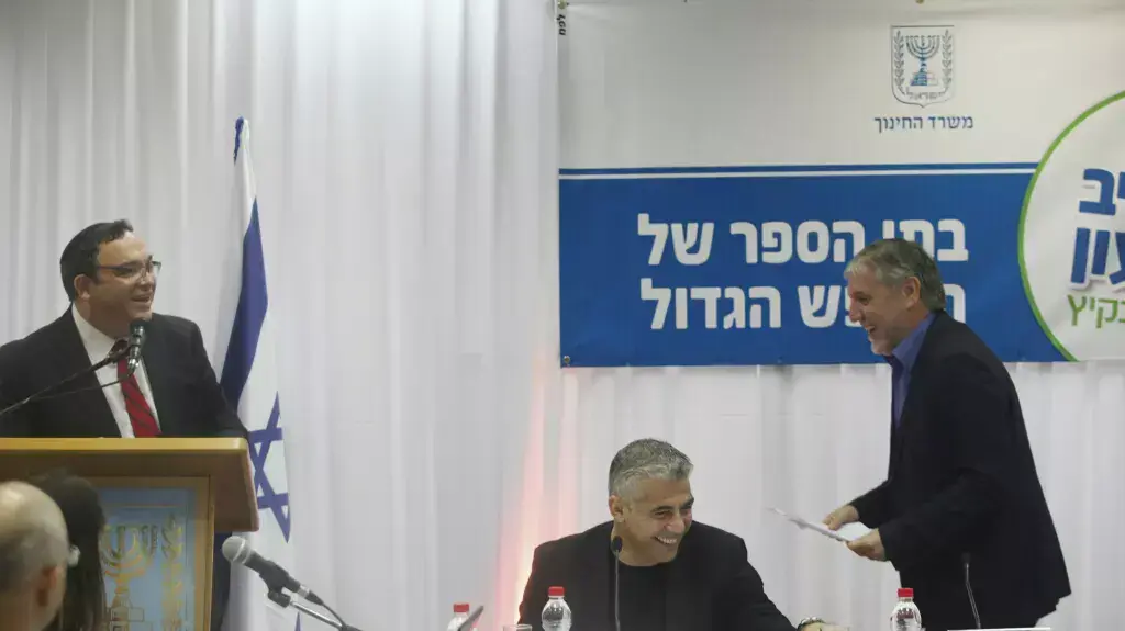 מסיבת עיתונאים על קיצור החופש הגדול בהשתתפות שר החינוך שי פירון, שר האוצר יאיר לפיד ושר הרווחה מאיר כהן.נובמבר 2013
