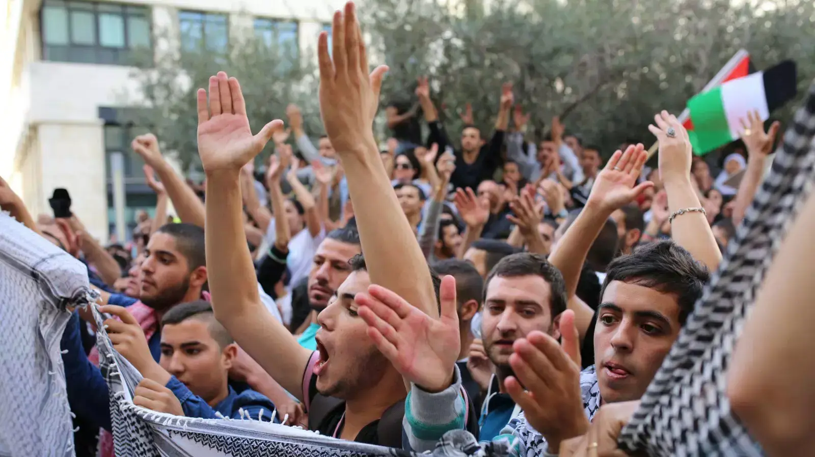 הפגנות מחוץ לבית המשפט בחיפה בעקבות גזר הדין לנאשמים בהריגתו של עדן נתן זאדה. נובמבר 2013