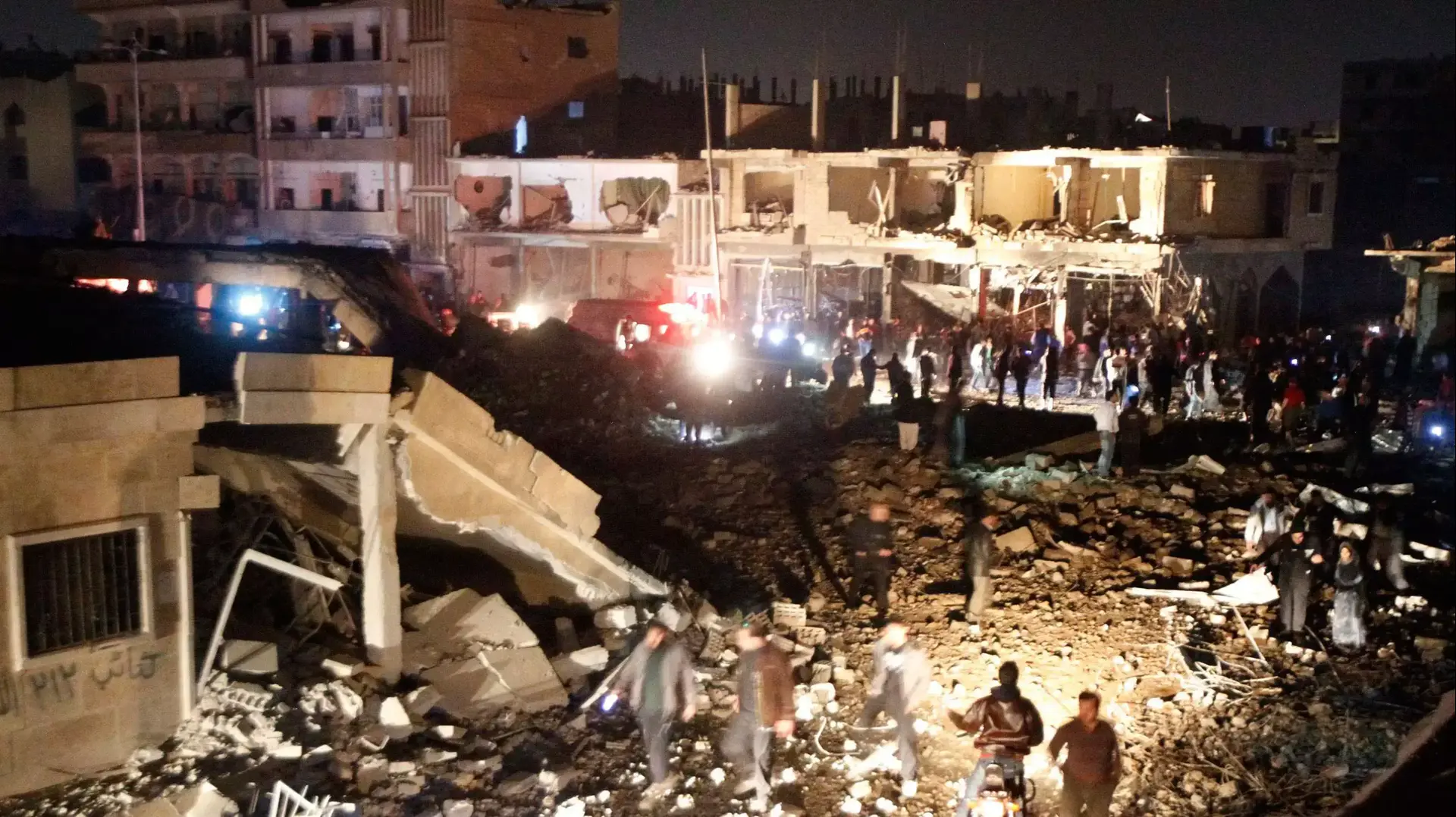 40 הרוגים בפגיעת פגז סורי בשוק בא-רקה שבצפון סוריה. 28 בנובמבר 2013