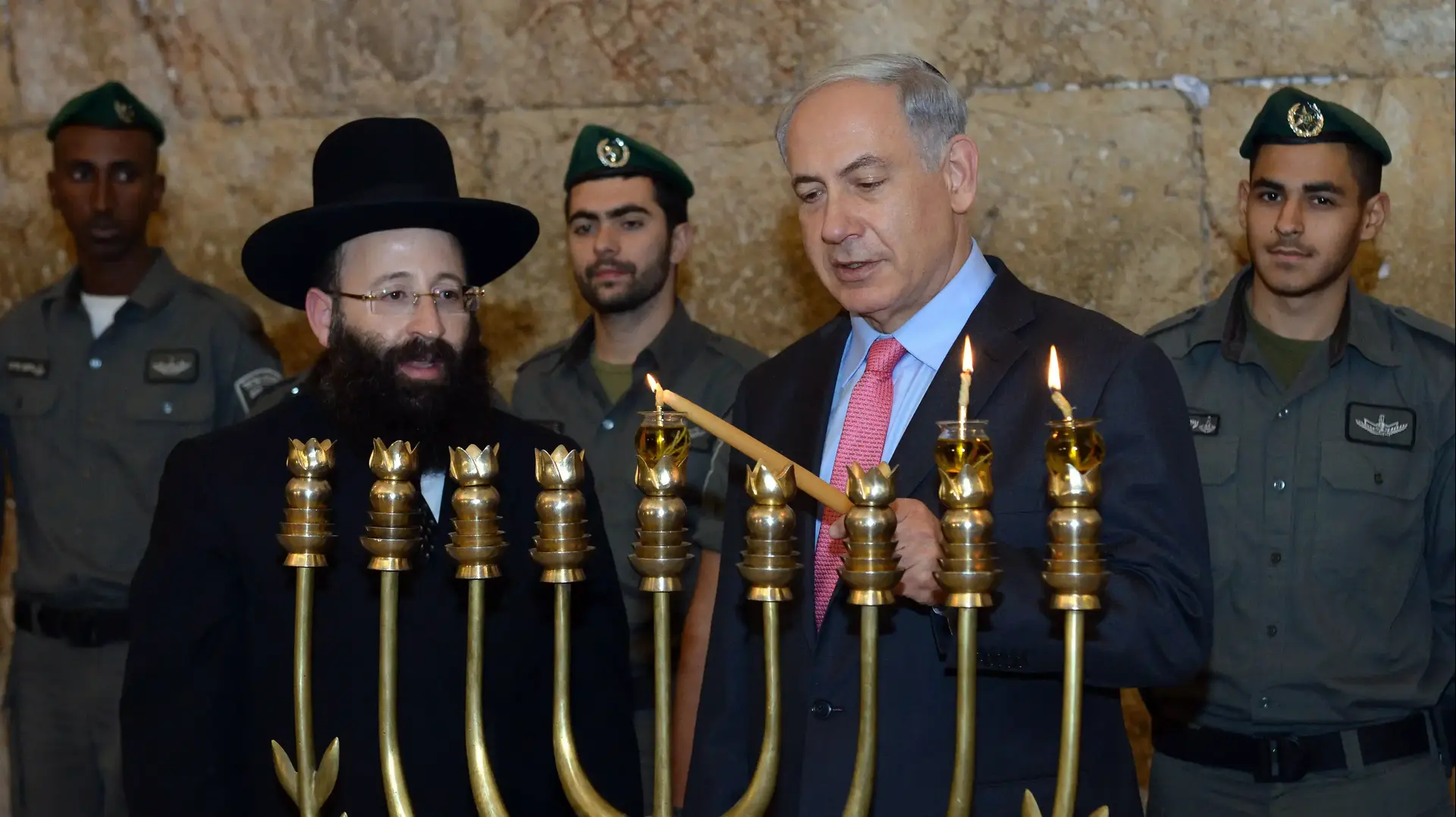 רוה"מ נתניהו מדליק נרות בכותל עם שוטרי מג"ב, נובמבר 2013 רוה"מ נתניהו מדליק נרות בכותל עם שוטרי מג"ב, נובמבר 2013