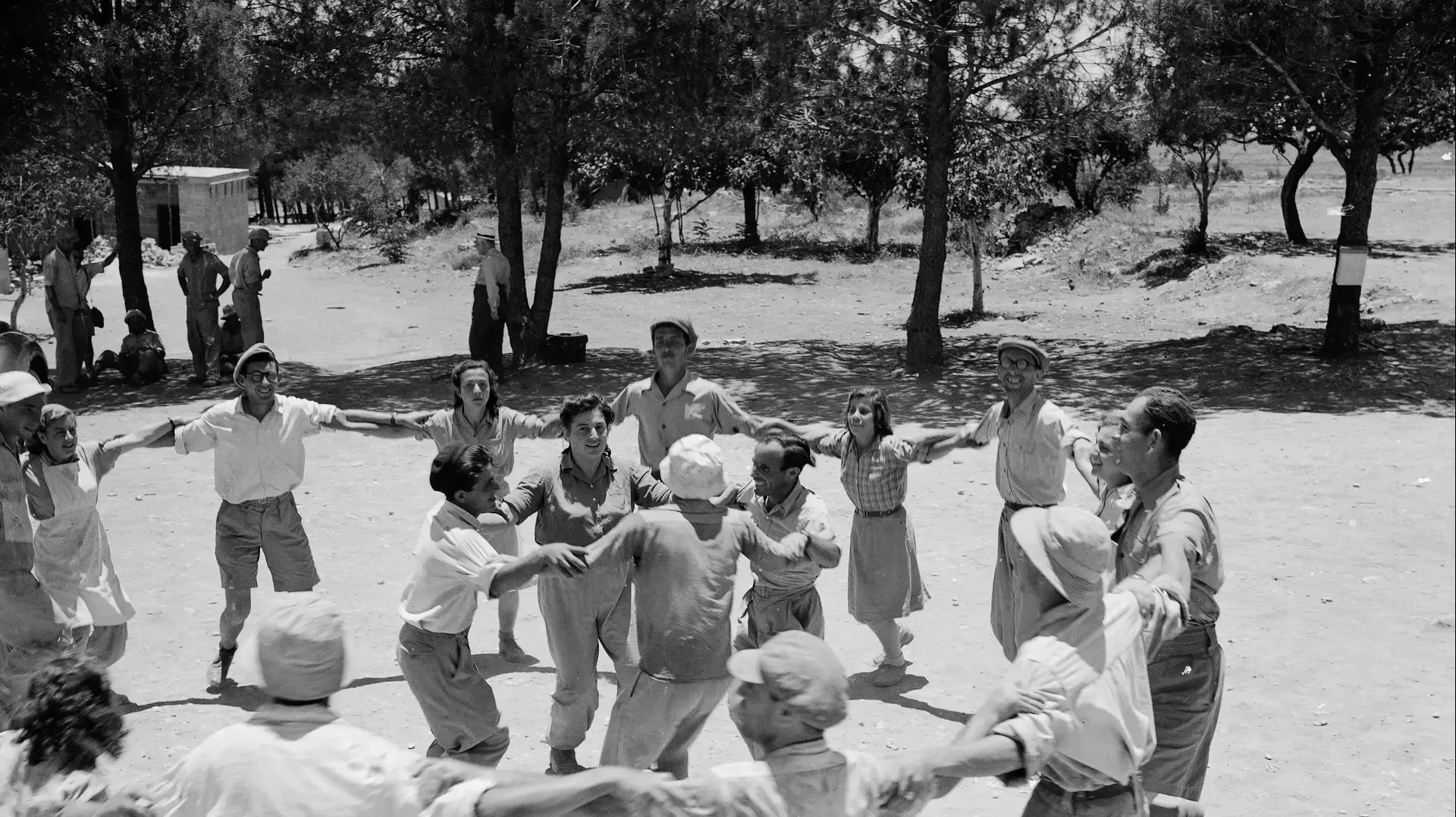 צעירים רוקדים הורה לפני קום המדינה צעירים רוקדים הורה לפני קום המדינה