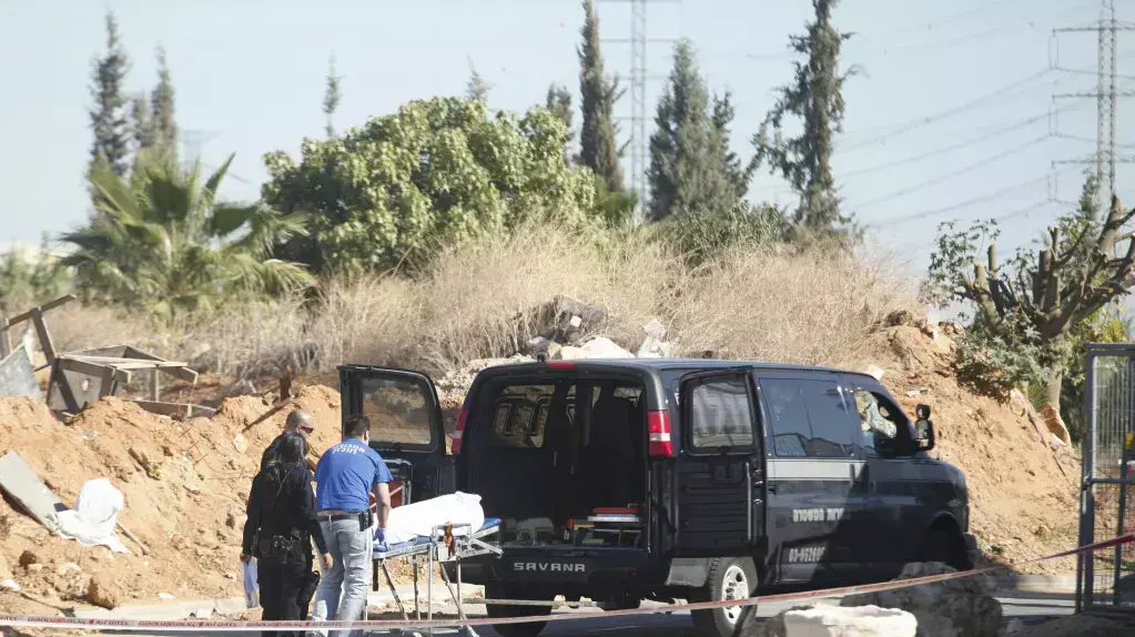 שוטר מג"ב ירה למוות בפלסטיני שוהה בלתי חוקי בבית עלמין "ירקון" בפתח תקווה, 30 בנובמבר 2013 שוטר מג"ב ירה למוות בפלסטיני שוהה בלתי חוקי בבית עלמין "ירקון" בפתח תקווה, 30 בנובמבר 2013