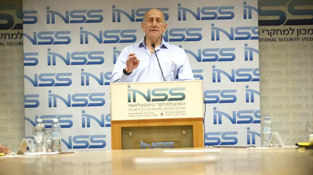 אהוד אולמרט במרכז למחקרי ביטחון לאומי בכנס נושא ההסכם בין המעצמות ואיראן, דצמבר 2013 אהוד אולמרט במרכז למחקרי ביטחון לאומי בכנס נושא ההסכם בין המעצמות ואיראן, דצמבר 2013