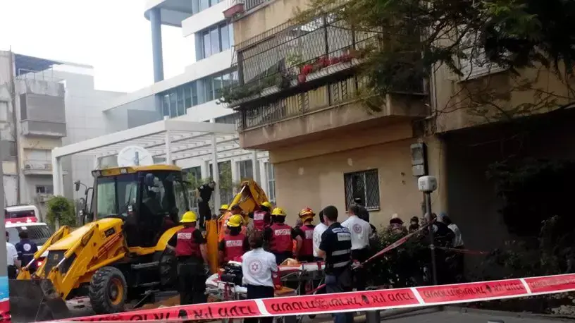 שני פועלים נפלו לבור ברחוב אסתר המלכה ת"א, דצמבר 2013 שני פועלים נפלו לבור ברחוב אסתר המלכה ת"א, דצמבר 2013