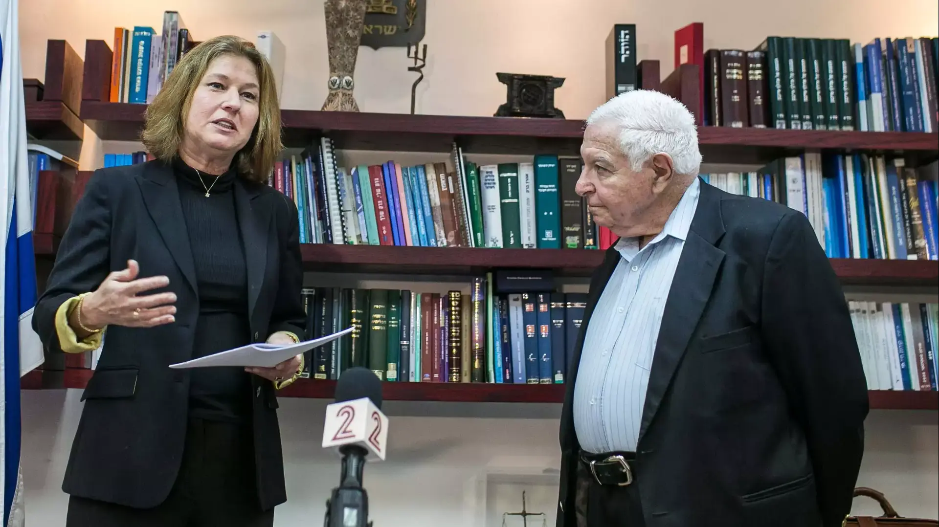 מיכה לינדשטראוס יו"ר עמותת שקיפות בינ"ל ישראל מגיש את מדד השחיתות העולמי לשנת לשרה ציפי לבני, צצמבר 2013 מיכה לינדשטראוס יו"ר עמותת שקיפות בינ"ל ישראל מגיש את מדד השחיתות העולמי לשנת לשרה ציפי לבני, צצמבר 2013