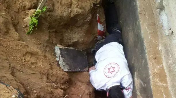 שני פועלים נפלו לבור ברחוב אסתר המלכה ת"א, דצמבר 2013 שני פועלים נפלו לבור ברחוב אסתר המלכה ת"א, דצמבר 2013