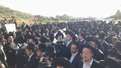 חרדים מפגינים מול כלא 6, דצמבר 2013 חרדים מפגינים מול כלא 6, דצמבר 2013