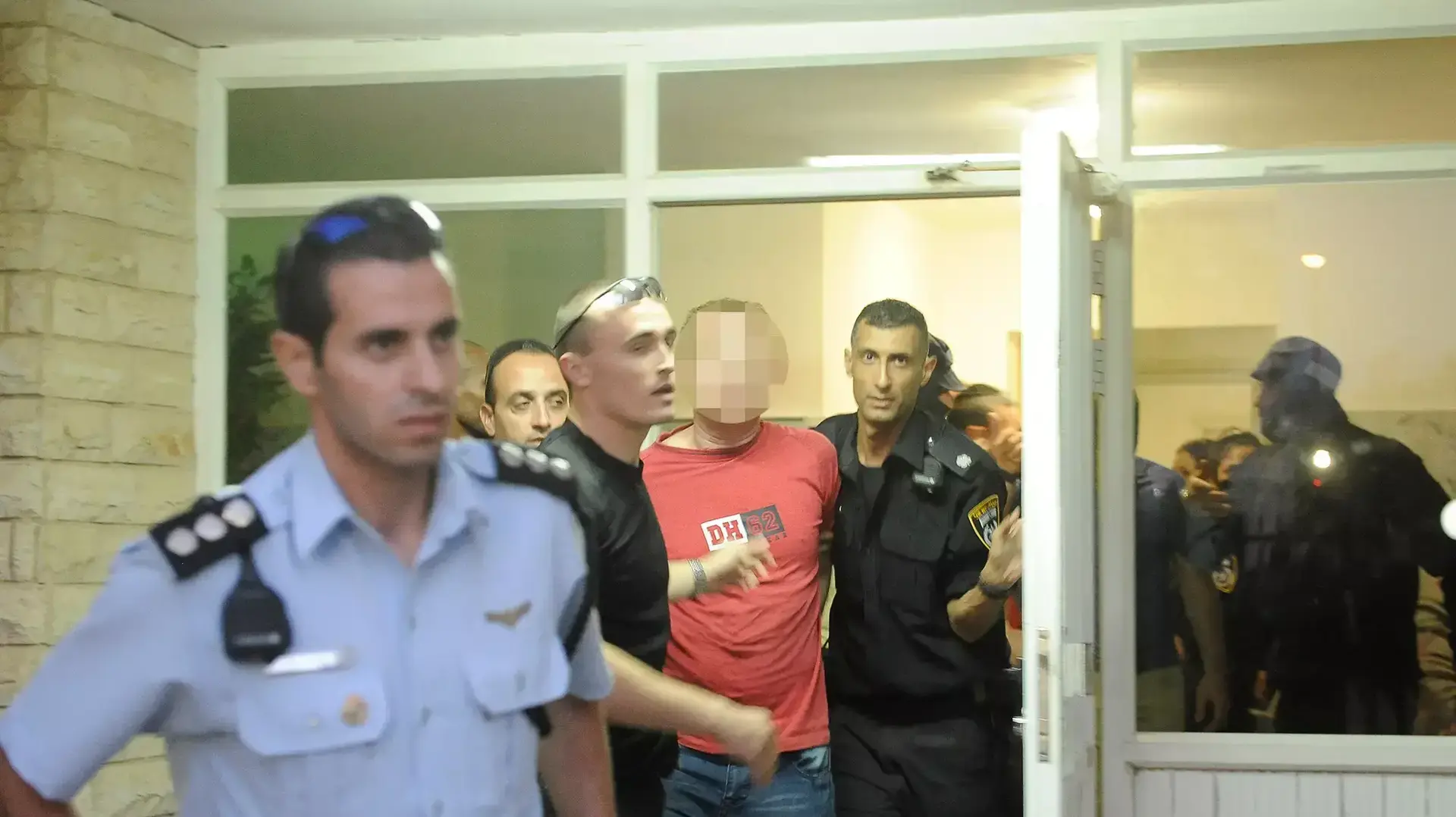 גבר באשקלון התבצר בדירה עם ילדה בת ארבע ונעצר על ידי המשטרה. דצמבר 2013 גבר באשקלון התבצר בדירה עם ילדה בת ארבע ונעצר על ידי המשטרה. דצמבר 2013