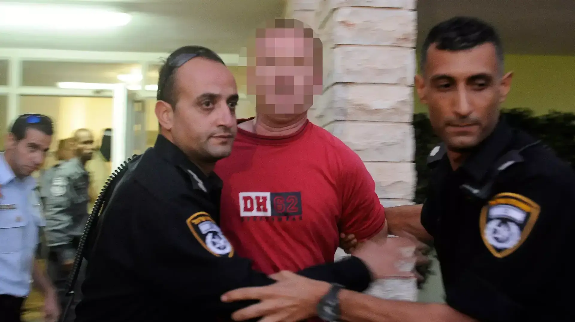 גבר באשקלון התבצר בדירה עם ילדה בת ארבע ונעצר על ידי המשטרה. דצמבר 2013 גבר באשקלון התבצר בדירה עם ילדה בת ארבע ונעצר על ידי המשטרה. דצמבר 2013