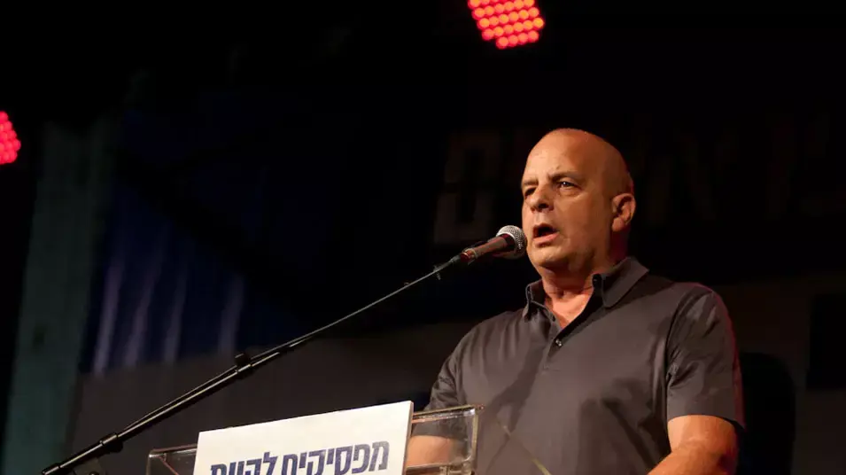 יובל דיסקין בהפגנה למען שוויון בנטל בתל אביב