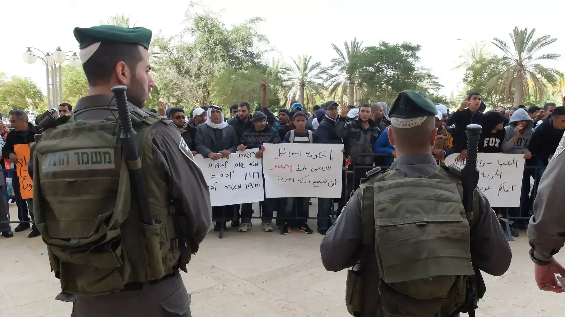 הפגנה מול בית המשפט בבאר שבע שם מובאים להארכת מעצר החשודים בהתפרעויות בעקבות תכנית פראוור. דצמבר 2013 הפגנה מול בית המשפט בבאר שבע שם מובאים להארכת מעצר החשודים בהתפרעויות בעקבות תכנית פראוור. דצמבר 2013
