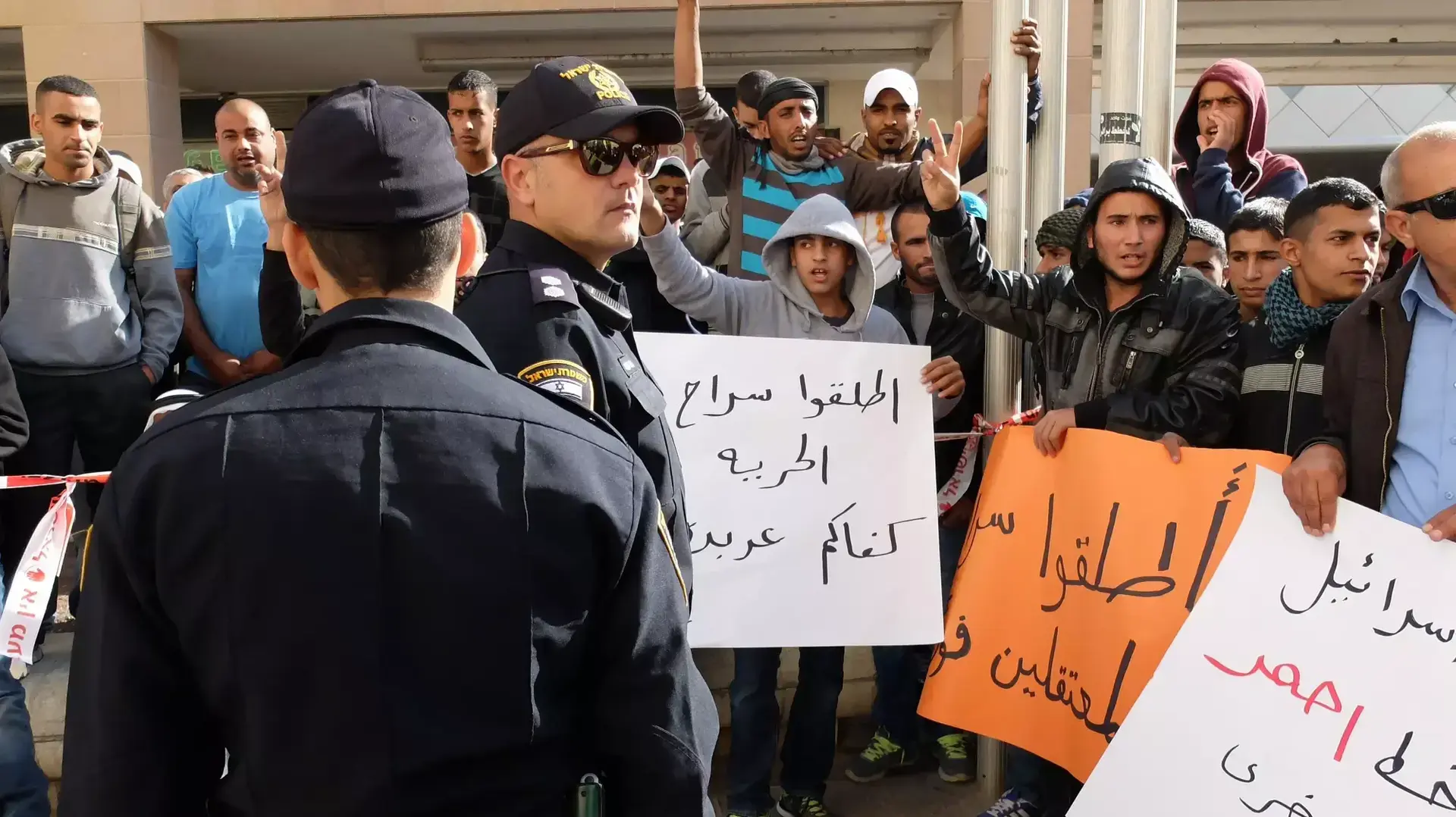 הפגנה מול בית המשפט בבאר שבע שם מובאים להארכת מעצר החשודים בהתפרעויות בעקבות תכנית פראוור. דצמבר 2013 הפגנה מול בית המשפט בבאר שבע שם מובאים להארכת מעצר החשודים בהתפרעויות בעקבות תכנית פראוור. דצמבר 2013
