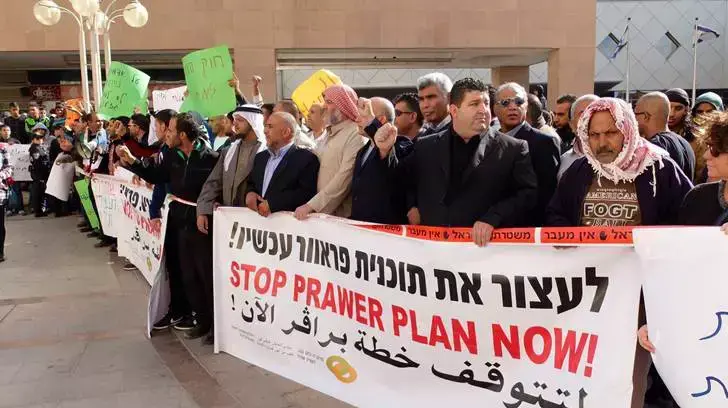 הפגנה מול בית המשפט בבאר שבע שם מובאים להארכת מעצר החשודים בהתפרעויות בעקבות תכנית פראוור. דצמבר 2013 הפגנה מול בית המשפט בבאר שבע שם מובאים להארכת מעצר החשודים בהתפרעויות בעקבות תכנית פראוור. דצמבר 2013