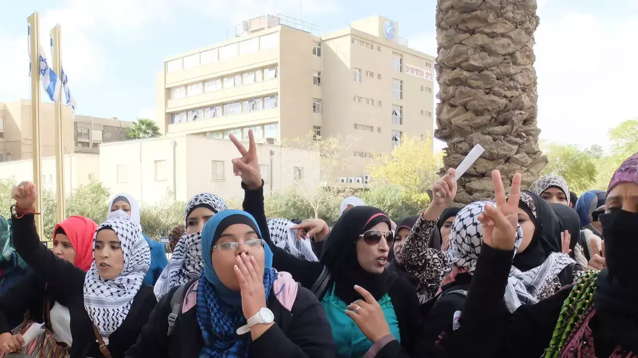 הפגנה מול בית המשפט בבאר שבע שם מובאים להארכת מעצר החשודים בהתפרעויות בעקבות תכנית פראוור. דצמבר 2013 הפגנה מול בית המשפט בבאר שבע שם מובאים להארכת מעצר החשודים בהתפרעויות בעקבות תכנית פראוור. דצמבר 2013