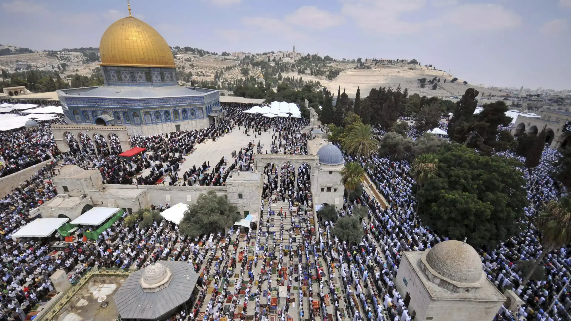 מתפללים ברחבת מסגד כיפת הסלע, הר הבית, יולי 2013 מתפללים ברחבת מסגד כיפת הסלע, הר הבית, יולי 2013
