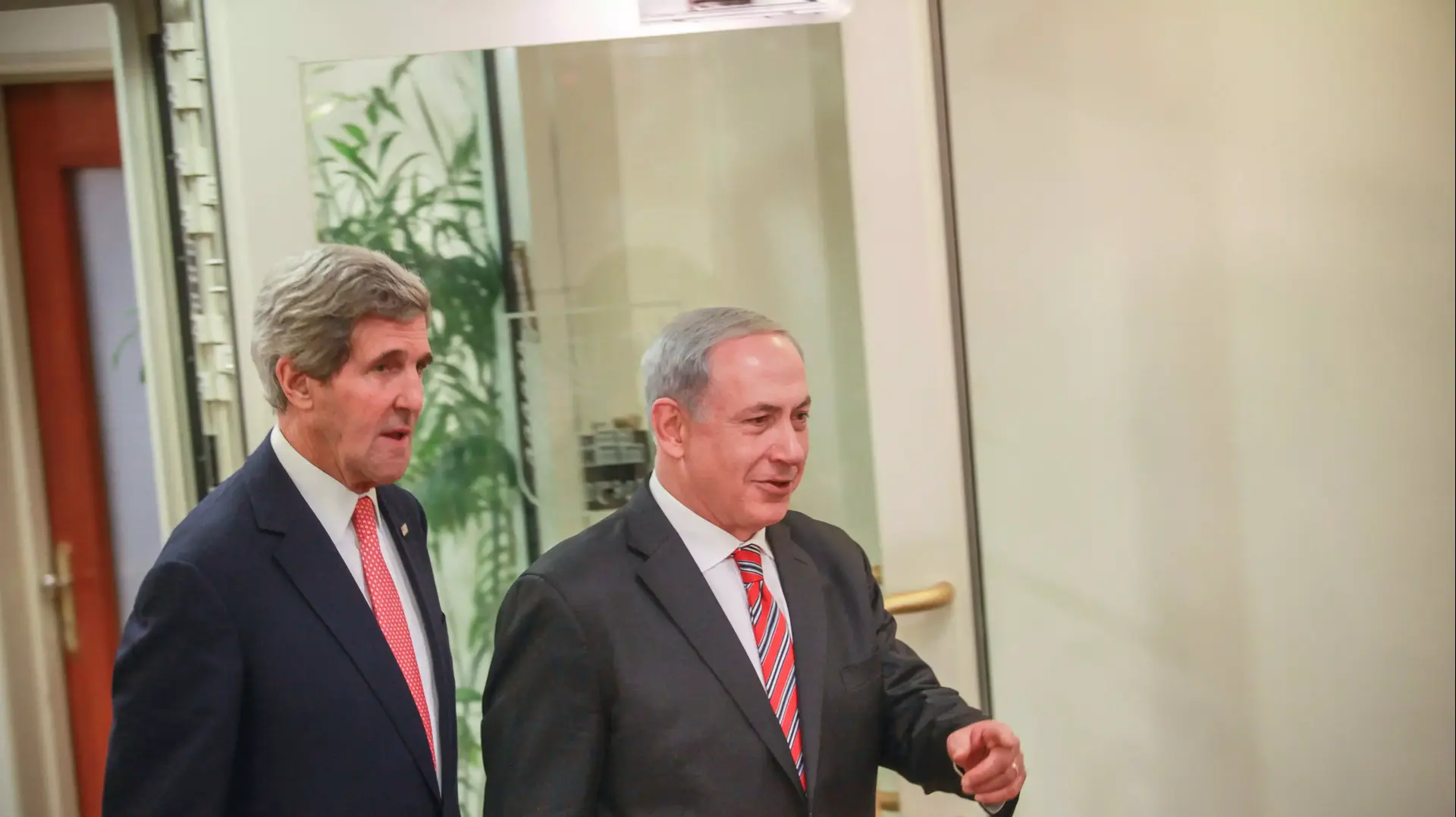 פגישתם של מזכיר המדינה האמריקאי ג'ון קרי וראש הממשלה בנימין נתניהו. דצמבר 2013 פגישתם של מזכיר המדינה האמריקאי ג'ון קרי וראש הממשלה בנימין נתניהו. דצמבר 2013
