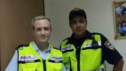 מתנדבי אגף התנועה ירון גנור ושלמה הלוי שחילצו אישה שהבלמים שלה חדלו לעבוד בכביש 6. דצמבר 2013 מתנדבי אגף התנועה ירון גנור ושלמה הלוי שחילצו אישה שהבלמים שלה חדלו לעבוד בכביש 6. דצמבר 2013