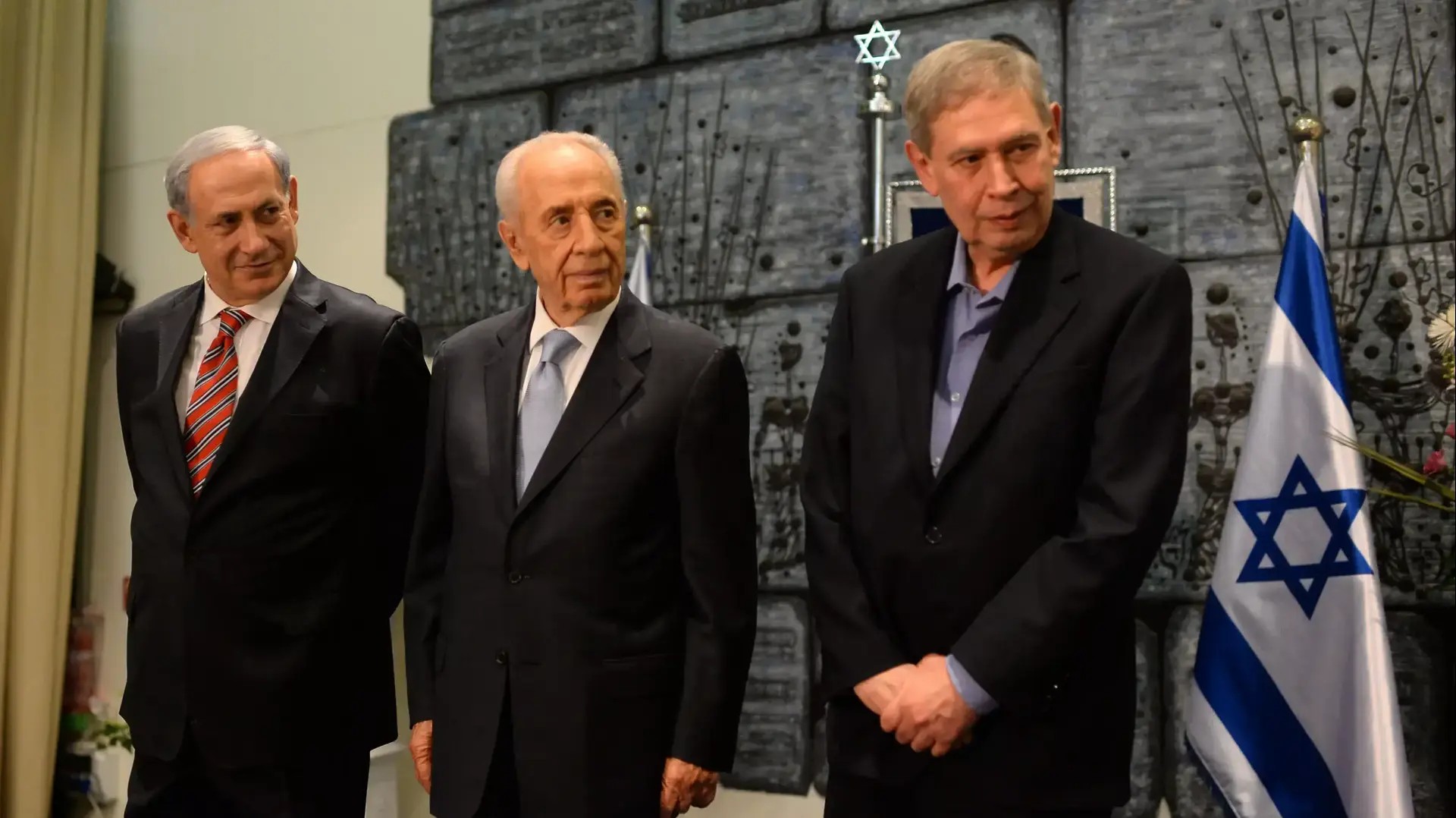 נשיא המדינה שמעון פרס, ראש הממשלה בנימין נתניהו וראש המוסד תמיר פרדו, בטקס מצטייני הנשיא וראש המוסד.דצמבר 2013 נשיא המדינה שמעון פרס, ראש הממשלה בנימין נתניהו וראש המוסד תמיר פרדו, בטקס מצטייני הנשיא וראש המוסד.דצמבר 2013