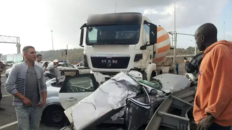 תאונת דרכים בין מערבל בטון לבין מכונית בצומת המוביל