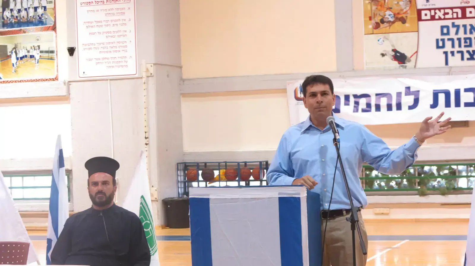 סגן שר הביטחון דני דנון והאב גבריאל נדאף בכנס לעידוד גיוס בני העדה הנוצרית לצה"ל, אוקטובר 2013