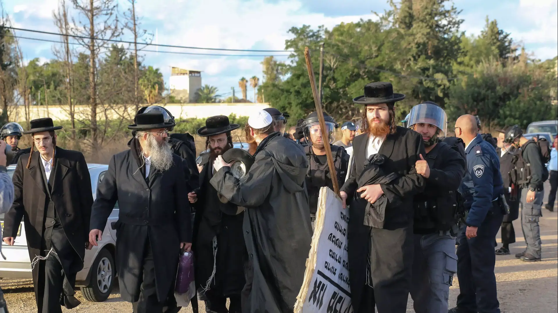 הפגנת חרדים מול כלא 6 לשחרור שני החיילים החרדים שבכלא. דצמבר 2013 הפגנת חרדים מול כלא 6 לשחרור שני החיילים החרדים שבכלא. דצמבר 2013
