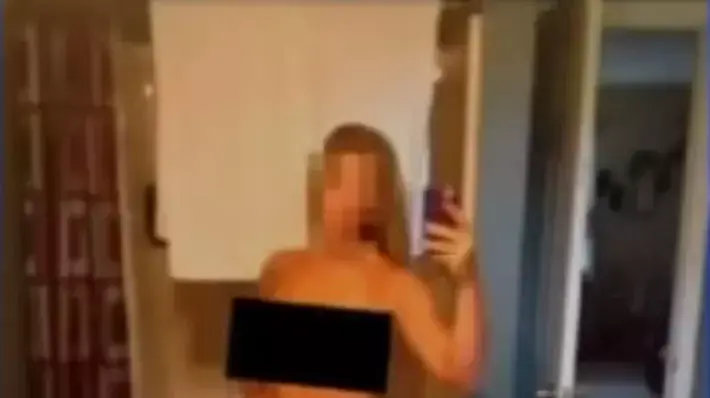 מורה שפוטרה לאחר שתמונת עירום שלה דלפה לרשת