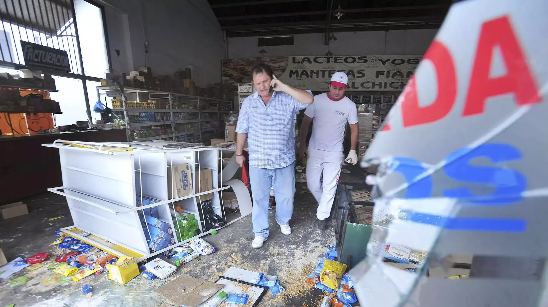 חנויות שנבזזו במחוז טוקומן בצפון ארגנטינה בזמן שביתת שוטרים. דצמבר 2013 חנויות שנבזזו במחוז טוקומן בצפון ארגנטינה בזמן שביתת שוטרים. דצמבר 2013