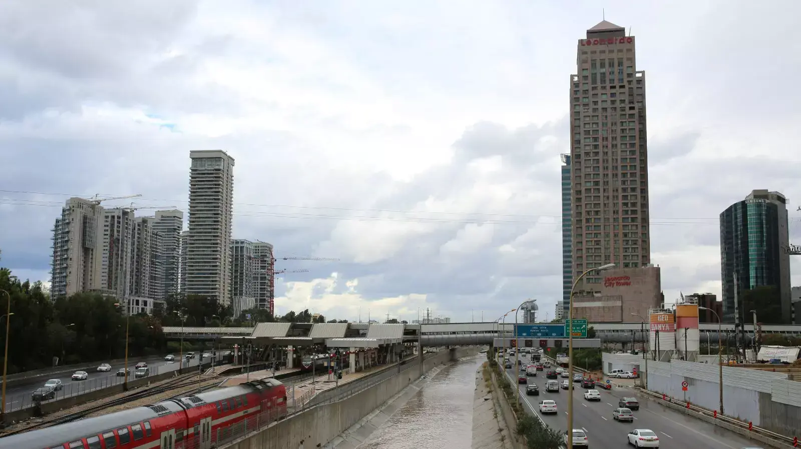 זרמים עזים במחלף אלרוזורוב מהגשם שירד. דצמבר 2013 זרמים עזים במחלף אלרוזורוב מהגשם שירד. דצמבר 2013