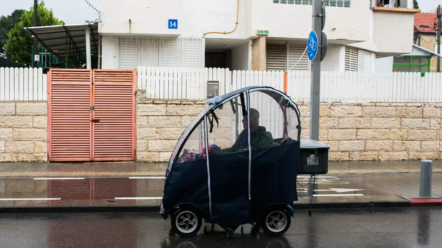 גשם כבד יורד בתל אביב. דצמבר 2013