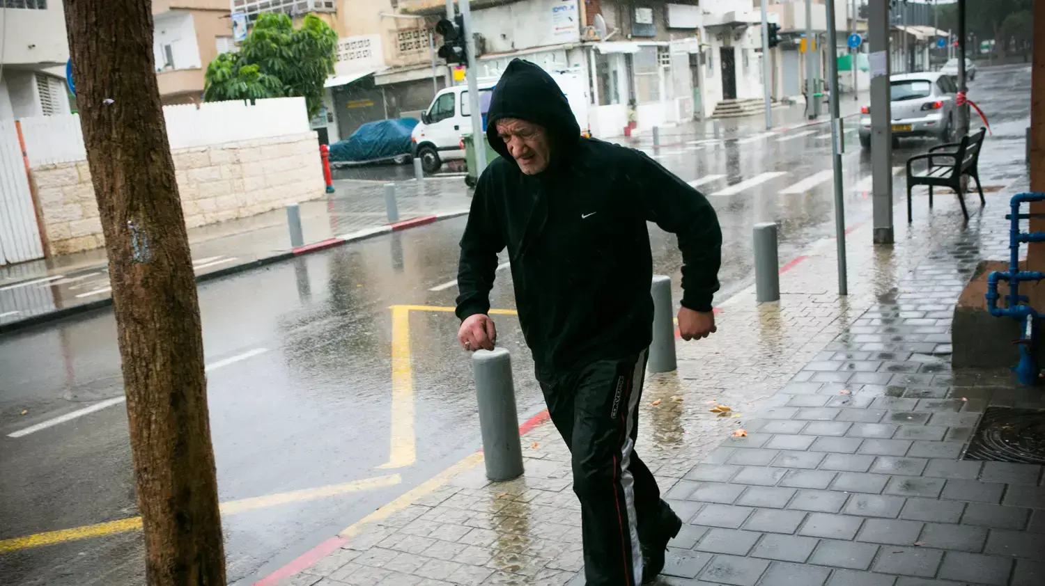גשם כבד יורד בתל אביב. דצמבר 2013